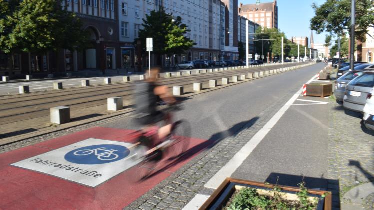 Seit Ende Mai ist die Lange Straße in Rostock eine Fahrradstraße - Radler haben her nun für ein Jahr Vorrang.