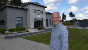 Stefan Möller, Vorsitzender des Geselligen Vereins Bujendorf, ist glücklich, dass das neue Schützenhaus vier Jahre nach dem Feuer nun feierlich eingeweiht werden kann.