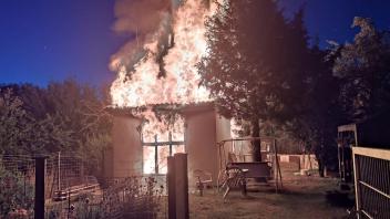Lichterloh brannte das Gartenhaus des neu gewählten Vereinsvorsitzenden David Oldenburg. Die Feuerwehr konnte ein Übergreifen auf andere Gartenlauben verhindern.