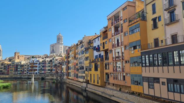 Die bunten Häuser von Girona stehen direkt am Fluss Oynar, der den modernen Stadtteil von der Altstadt trennt.
