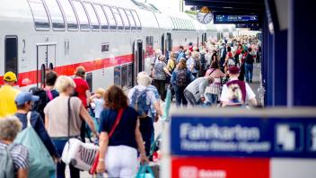 ARCHIV - Laut dem Statistischen Bundesamt reisten durch das 9-Euro-Ticket deutlich mehr Menschen mit dem Zug in deutsche Tourismusregionen. Foto: Hauke-Christian Dittrich/dpa