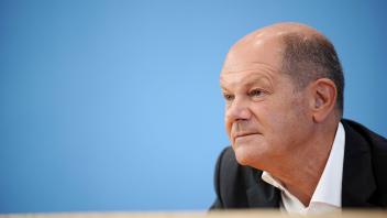 Bundeskanzler Olaf Scholz sitzt in der Bundespressekonferenz. Foto: Kay Nietfeld/dpa