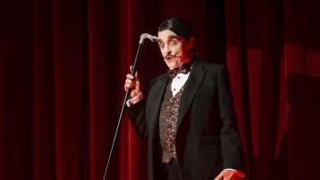 ARCHIV - Die Schauspielerin Katharina Thalbach als Privatdetektiv Hercule Poirot steht bei einer Fotoprobe zu «Mord im Orientexpress» auf der Bühne im Schillertheater. Foto: Jörg Carstensen/dpa