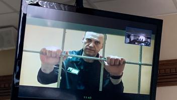 ARCHIV - Alexej Nawalny, russischer Oppositionspolitiker, wird in einem Gerichtssaal in Wladimir per Videoverbindung aus dem Gefängnis zugeschaltet und ist auf einem Bildschirm zu sehen. Foto: Vladimir Kondrashov/AP/dpa