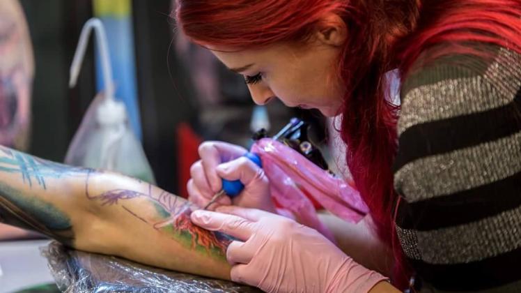 Bunte Tattoos sind nicht nur im Trend, sondern auch endlich wieder möglich.