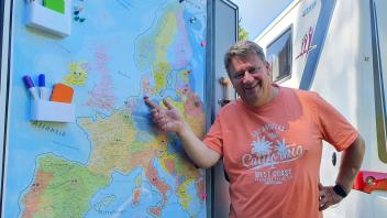 In der Innentür seines Wohnmobilanhängers hat Thorsten Dahl eine große Europakarte angebracht. Er will den Kontinent mindestens von Gibraltar bis zum Nordkap bereisen.