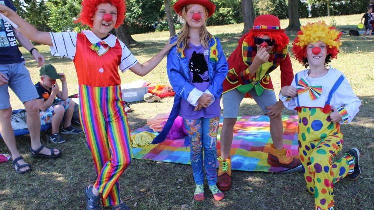Clowns müssen lustig sein - das wissen auch Jayson, Celine, Jannik und Viktor.