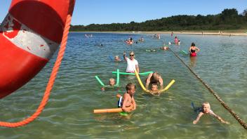 Schwimmkurs mit Gabi Badel-Stiehler am Barracuda Beach in Neustadt-Glewe