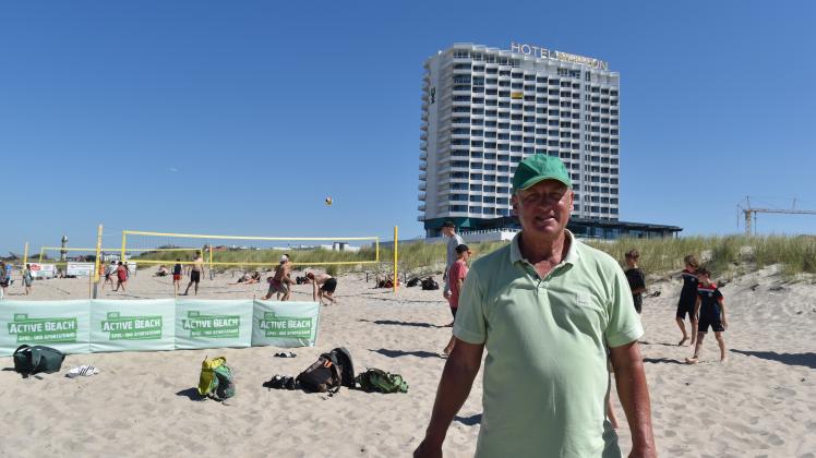 Sportstrandleiter Andreas „Zacher“ Zachhuber hat allen Grund zur Freude: Trotz der hohen Temperaturen ist der Familien-Sport-Beachtag in Warnemünde ein Erfolg. 