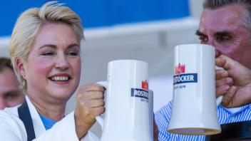 dpatopbilder - Ministerpräsidentin Manuela Schwesig stößt nach der offiziellen Eröffnung der 31. Hanse Sail mit einem frisch gezapften Bier an. Foto: Jens Büttner/dpa