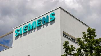 ARCHIV - Das Leipziger Siemens-Werk für Niederspannungsschaltanlagen. Abschreibung auf Siemens Energy und Belastungen wegen Russland drücken Siemens tief ins Minus. Foto: Jan Woitas/dpa