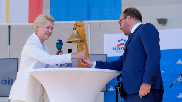 Mit dem läuten der Glocke, eröffneten Ministerpräsidentin Manuela Schwesig (SPD) und Rostocks 2. Stellvertretender Oberbürgermeister Steffen Bockhahn (Linke) die Hanse Sail 2022. 