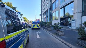 Im Wuppertaler Haus der Integration ist eine Behördenmitarbeiterin mit einem Messer schwer verletzt worden. Foto: Claudia Otte/dpa