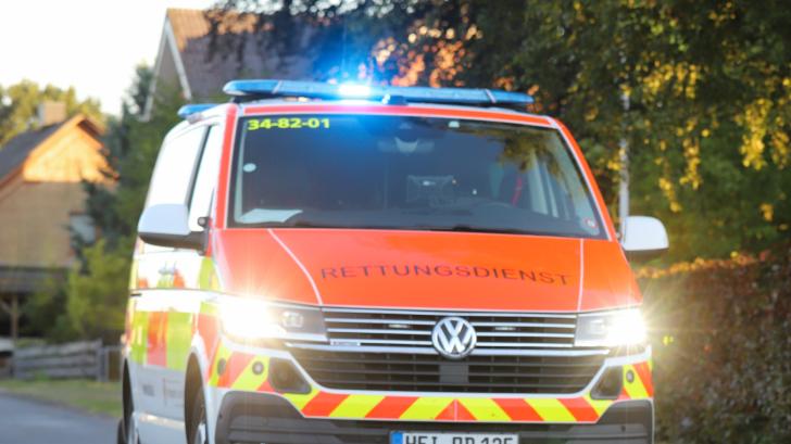 Außer dem Rettungsdienst und der Polizei war auch ein Notarzt beim Unfall in Osterhorn im Einsatz. Die Einsatzkräfte kümmerten sich um den schwer verletzten 16-Jährigen.