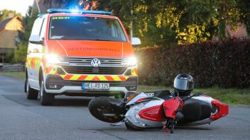 Außer dem Rettungsdienst und der Polizei war auch ein Notarzt beim Unfall in Osterhorn im Einsatz. Die Einsatzkräfte kümmerten sich um den schwer verletzten 16-Jährigen.