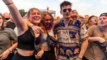 Hi! Spencer aus Hagen. Die Band mit den meisten Auftritten bei Hütte Rockt sorgt auch dieses mal wieder für viel Stimmung unter den Besuchern