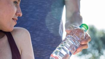 ILLUSTRATION - Genügend trinken ist an heißen Tagen besonders wichtig - doch Wirkstoffe in Medikamenten können etwa das Durstgefühl verändern. Foto: Christin Klose/dpa-tmn