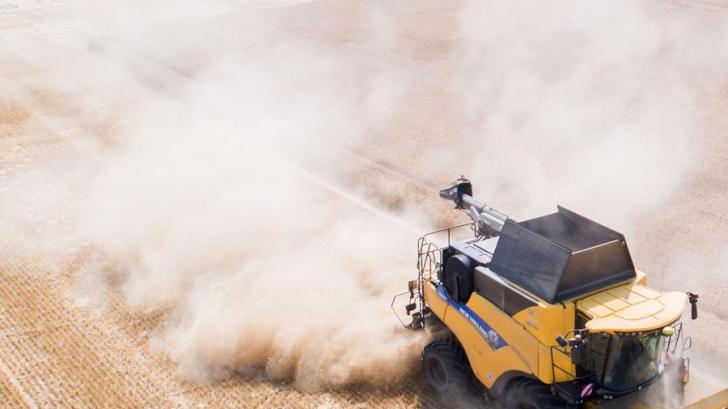 Ein Landwirt erntet mit Hilfe eines Mähdreschers bei heißem Wetter ein extrem trockenes Weizenfeld. Foto: Julian Stratenschulte/dpa/Archivbild