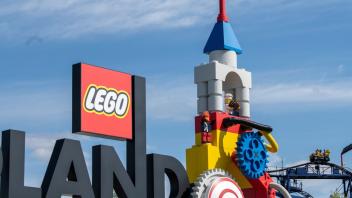 dpatopbilder - Der Eingang zum Legoland im bayerischen Günzburg. Foto: Stefan Puchner/dpa