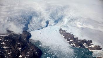 ARCHIV - Eisberge brechen von einem Gletscher in einen Fjord in Grönland. Schmelzen die Gletscher und Eisflächen etwa in Grönland, steigen die Meeresspiegel. Foto: David Goldman/AP/dpa