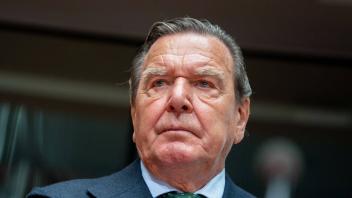ARCHIV - Gerhard Schröder, ehemaliger Bundeskanzler, will seine Sonderrechte zurück und klagt nun. Foto: Kay Nietfeld/dpa