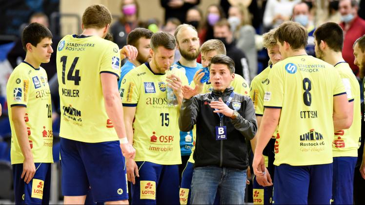 Trainer Till Wiechers bei einer Auszeit-Ansprache zur Mannschaft des HC Empor Rostock. Die Ostseestädter müssen sich noch deutlich steigern bis zum Saisonstart.