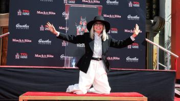 Diane Keaton bei einer Zeremonie zu Ehren der Schauspielerin, bei der sie am TCL Chinese Theatre IMAX in Los Angeles ihre Hand- und Fußabdrücke verewigt. Foto: Nina Prommer/ZUMA Press Wire/dpa