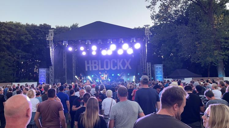 Vor 850 Besuchern spielte die Rockband H-Blockx im Papenburger Stadtpark.