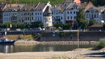Der Pegelturm am Mittelrhein bei Kaub. In Kaub wird einer der wichtigsten Bezugspegel für die Rheinschifffahrt am Mittelrhein gemessen. Foto: Thomas Frey/dpa
