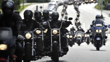Bildnummer: 58615432  Datum: 22.09.2012  Copyright: imago/nordpool
Motorradfahrer demonstrieren gegen Diskriminierung Motorradfahrer fahren am Samstag (22.09.12) durch die Kieler Innenstadt um gegen die Diskriminierung von Motorradclub-Mitgliedern zu demonstrieren. Nach dem Verbot der Rockerclubs Hells Angels in Kiel und Flensburg sowie der Bandidos in Neumünster sehen sich die Motorradclubs zu Unrecht mit verbotenen Rockergruppierungen in einen Topf geworfen. TimxRiedigerx/xnordpool Gesellschaft x0x xkg 2012 quer T2012092201002 Motorradfahrer Demonstration Demokratie Soziales Korso Motorradclub Motorrad-Club Diskriminierung Motorrad Verkehr 

 58615432 Date 22 09 2012 Copyright Imago nordpool Motorcyclists demonstrate against Discrimination Motorcyclists drive at Saturday 22 09 12 through the Kiel Inner city to against the Discrimination from Motorcycle Club Members to demonstrate after the Ban the Rocker Club Hells Angels in Leng and Flensburg and the Bandidos in Neumünster see to the Motorcycle clubs to Wrong with Forbidden  in a Pot thrown TimxRiedigerx xnordpool Society x0x xkg 2012 horizontal  Motorcyclists Demonstration Democracy Social Affairs Korso Motorcycle Club Motorcycle Club Discrimination Motorcycle Traffic  