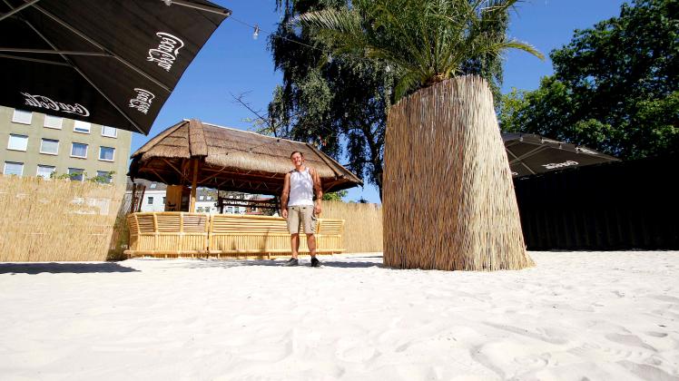 Sand, Palmen und Sonne waren am Freitagvormittag schon. Ab dem Nachmittag will Leonardo Swadzba auch Gäste in seiner Beach Bar am Berliner Platz in Osnabrück begrüßen.