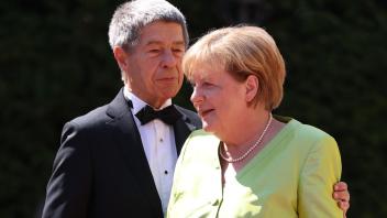 dpatopbilder - Angela Merkel (im Bild mit Ehemann Joachim Sauer) bekommt monatlich Altersbezüge von 15.000 Euro. Foto: Daniel Karmann/dpa
