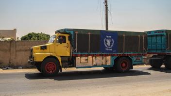Ein UN-Hilfskonvoi, bestehend aus 14 mit Hilfsgütern beladenen Lastwagen, erreicht die vom syrischen Regime kontrollierten Gebiete am Grenzübergang Saraqib. Foto: Moawia Atrash/ZUMA Press Wire/dpa