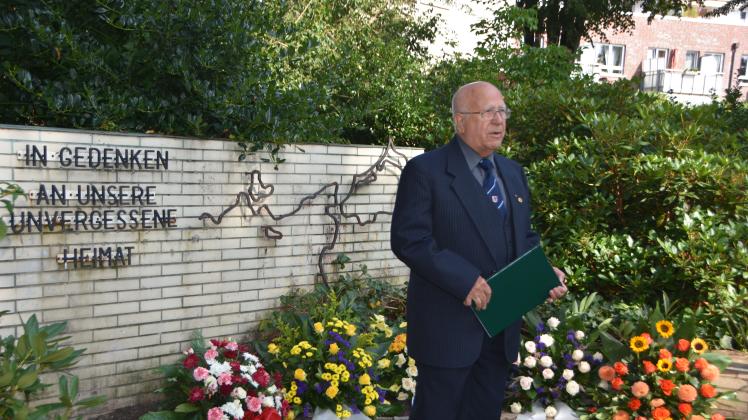 Erwin Krüger, Vorsitzender des BvD Tornesch, spricht am Tag der Heimat vor dem Heimatmahnmal Am Grevenberg Worte des Gedenkens.   