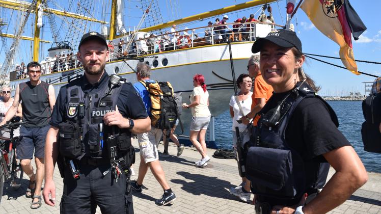 Sie sorgen auf der Sail für Sicherheit: Polizeikommissar Sandro Behrns und Polizeioberkommissarin Iris Wiedemann. 