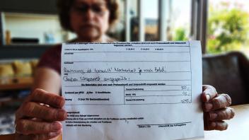 595 Euro für 20 Minuten sprühen: Sabine S. aus Bad Oldesloe mit der Rechnung, auf der nicht nur die Firmenadresse sondern auch die Unterschrift des Kammerjägers fehlt.