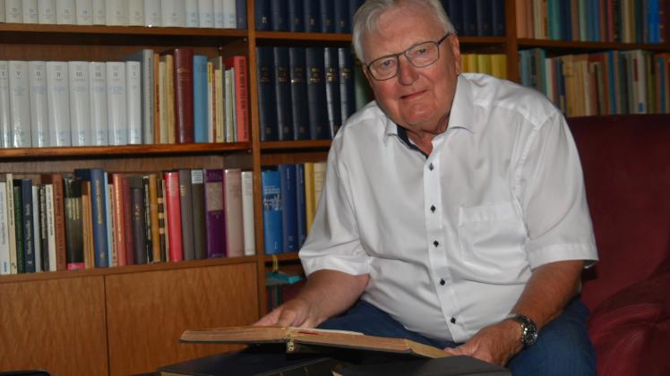 In seiner Fachbibliothek arbeitet Horst-Dieter Beck täglich an theologischen und historischen Themen.