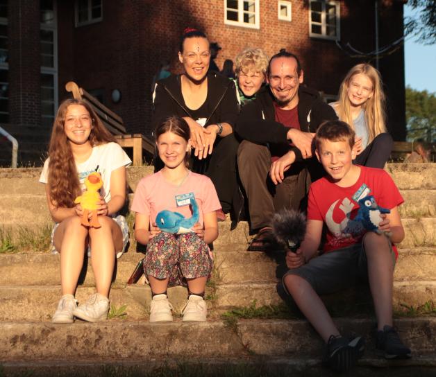 Clemens und Sandy von Weltentor‘s Flammen im Interview mit Lilly, Nele, Mallo, Lennard und Ina. Das haben sich Piet, Paula und Ole natürlich nicht entgehen lassen. Clemens und Sandy von Weltentor‘s Flammen im Interview mit Lilly, Nele, Mallo, Lennard und Ina. Das haben sich Piet, Paula und Ole natürlich nicht entgehen lassen.