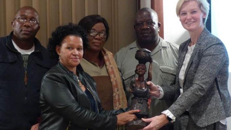 Ende 2019 war letztmalig eine Delegation aus Khorixas zu Gast in Westerkappeln. Als Geschenk überreichte Honourable Elizabeth Geises eine Holzfigur in Form einer traditionellen afrikanischen Frau an Bürgermeisterin Annette Große-Heitmeyer.