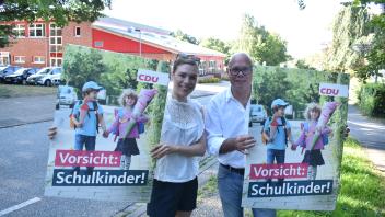 Plakate auch vor dem Schulzentrum am Lehmwohld: CDU-Fraktionsvorsitzender Ralph Busch und Claudia Buschmann.