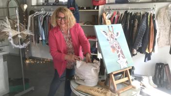 Martina Gastaudo freut sich, wenn Kleidung und Taschen neue Besitzerinnen finden.