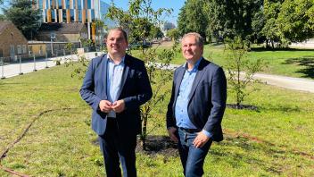 Umweltsenator Jens Kerstan (rechts) und Bezirk-Mitte-Chef Ralf Neubauer auf der neuen Fläche von Planten un Blomen.