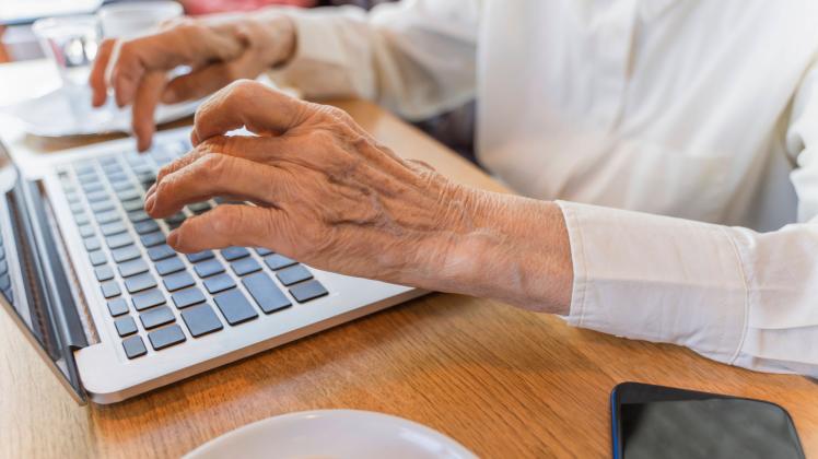 Hands of senior woman using laptop at cafe model released, Symbolfoto, OSF00078