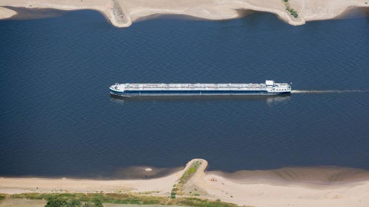 Weil die Flüsse weniger Wasser tragen, können die Schiffe nicht so verkehren wie gewohnt. Foto: Christoph Reichwein/dpa