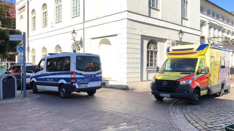 Ein Polizei- und ein Rettungswagen vor dem Rathaus