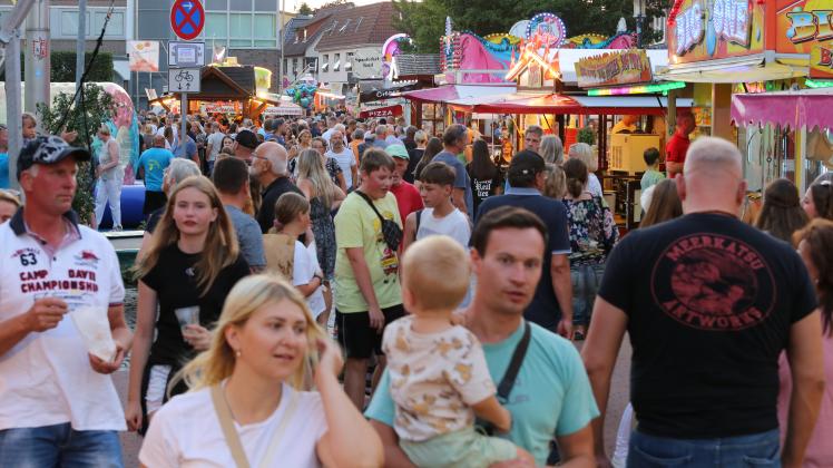 Zum Barmstedter Stoppelmarkt werden bis Montag (15. August) wieder Tausende Besucher erwartet. Die Marktmeile zieht sich quer durch die ganze Innenstadt.
