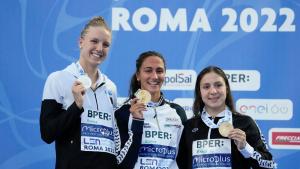 Die Zweitplatzierte Isabel Gose (l-r) , die Siegerin Simona Quadarella aus Italien und die Drittplatzierte Merve Tuncel aus der Türkei posieren nach der Siegerehrung mit ihren Medaillen. Foto: Andrew Medichini/AP/dpa