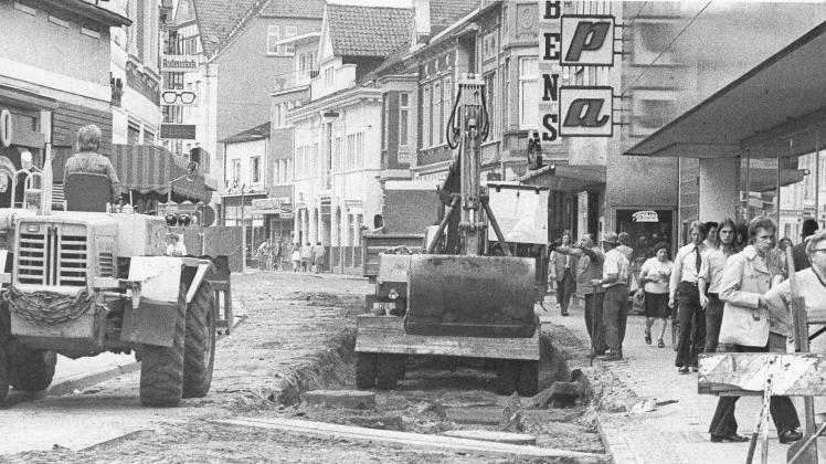 Im August 1972 begannen die Pflasterarbeiten für die neue Fußgängerzone in der Delmenhorster City.