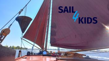 Auf der „De Albertha“ sind Jugendliche mit Behinderung im Rahmen der Aktion Sail4Kids auf die Ostsee herausgefahren