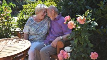 Marga Seifert und Günther Glander genießen jeden gemeinsamen Tag und wollen sich heute in der Schönemoorer Kirche das JA-Wort geben.